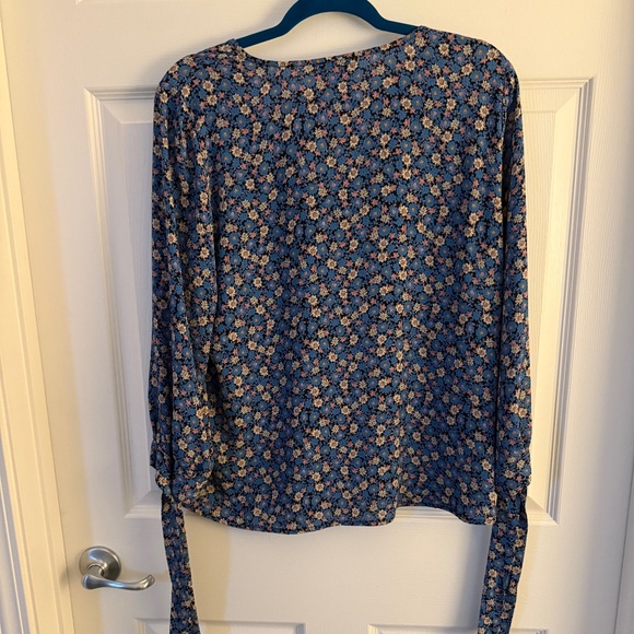 CeCe floral top, size Medium - Picture 7 of 9
